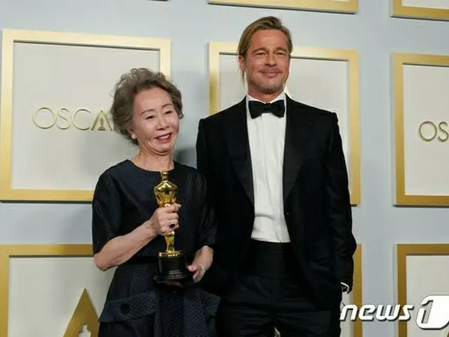 与女演员Youn Yuh Jung和主持人Brad Pitt两次拍摄