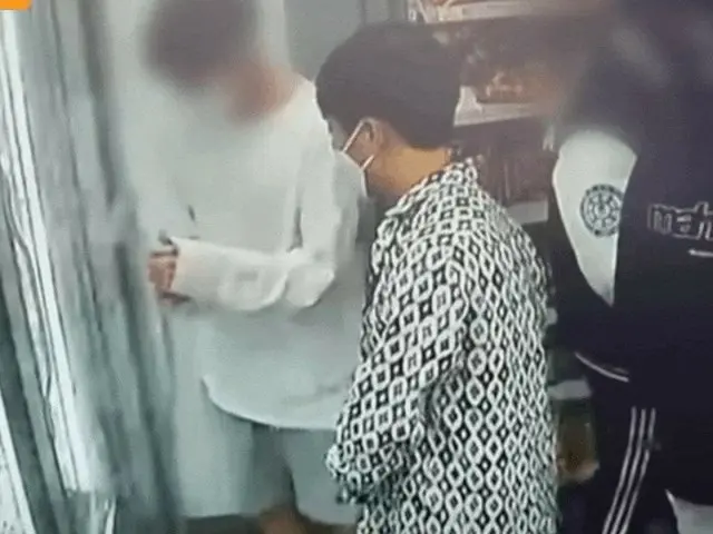 下一刻，“朋友的袖子”视频