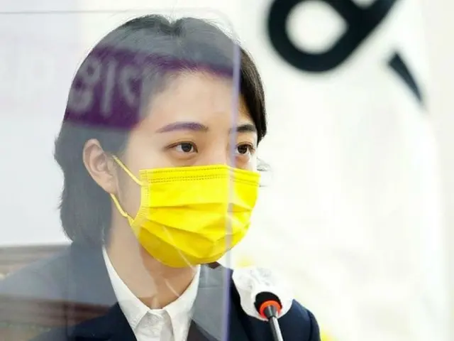Criticism comments rushed to Justice Party lawmaker Ryu Hojeong, who uploaded aphoto of JUNG KOOK an