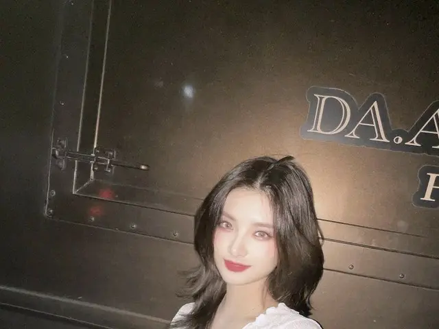 [T官方] EVERGLOW，[#YIREN] 多亏了工作人员的姐姐，腿长看起来像2m wwww Fufufu