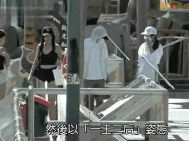 出生于香港的演员周星驰报道了与一名小 42 岁的 17 岁女孩的游艇约会