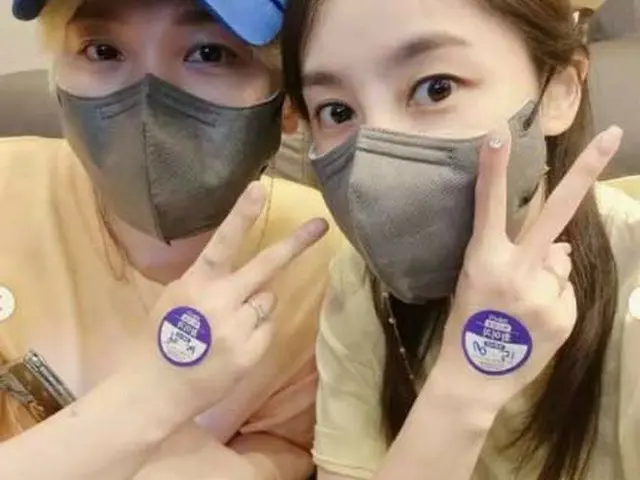 Seongmin (SUPER JUNIOR) _ & _ 女演员 Kim SaeUn_ 夫妇在 SNS 上报告了新的电晕疫苗接种