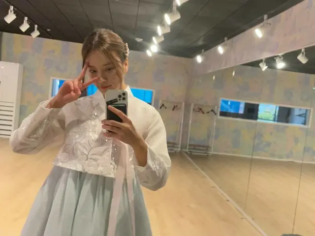 [T Official] LABOUM, [#Solbin] LABOUM + Hanbok = ❤ Hanbok selfie recorded byLABOUM for latte release