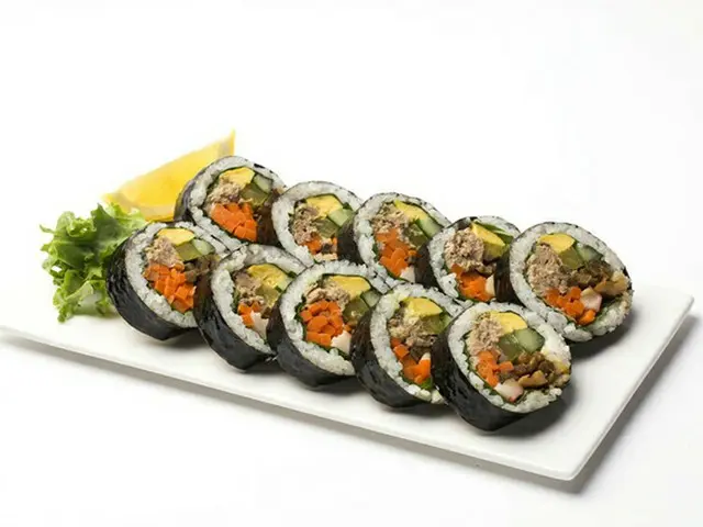 “低级恐怖主义”在韩国网民中引起轩然大波，因为海藻卷店的一名店员背着路易威登包，穿古驰鞋