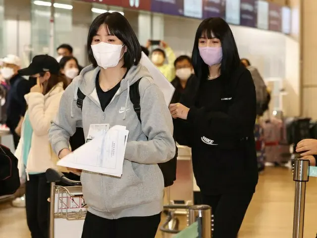 李在英和李大英双胞胎姐妹因欺凌被驱逐出韩国排球界，甚至遭受家庭暴力，抵达希腊