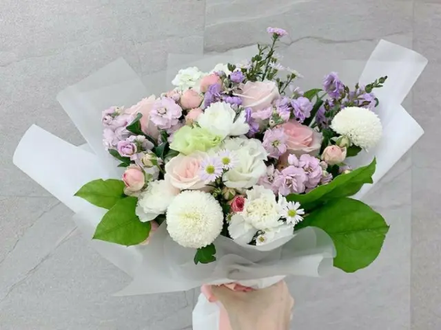 崔敏焕（FTISLAND）_的妻子Yuluhee在SNS上发布了一张花束的照片，并评论道“明天是我们结婚三周年