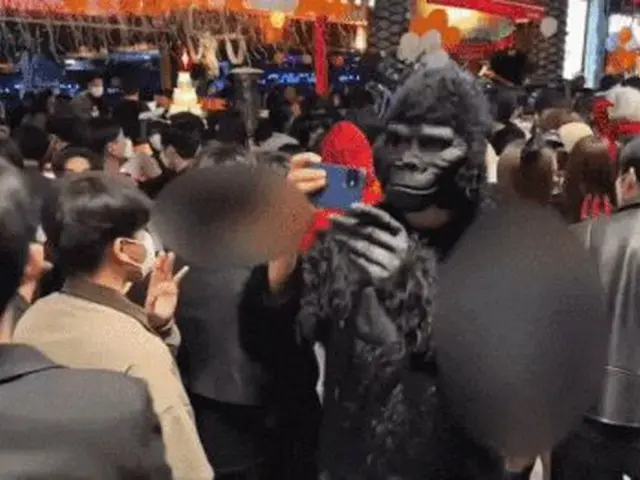 梨泰院，万圣节人潮涌动，大猩猩装扮的男人藏着女人的屁股