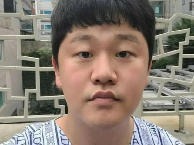 “怀疑是假抗癌” 近日，歌手崔成峰、歌迷等为退还捐款，在看似食堂的地方洗碗的情况被报道和议论