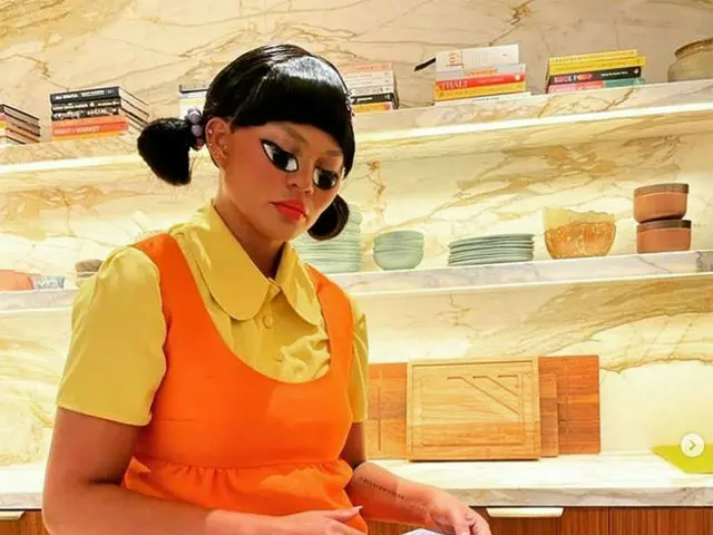 与出演电影《爱乐之城》的美国歌手约翰·传奇和妻子克莉丝·泰根在家里举办一场以“鱿鱼游戏”为主题的派对备受争议