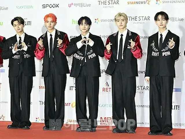 ENHYPEN现身“2021亚洲艺人大赏”红毯