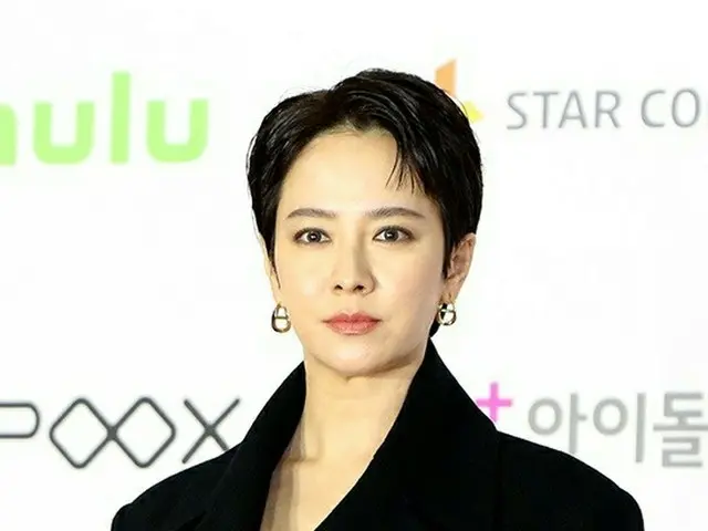 女演员文嘉英、宋智孝、全汝彬现身“2021亚洲艺人大赏”红毯