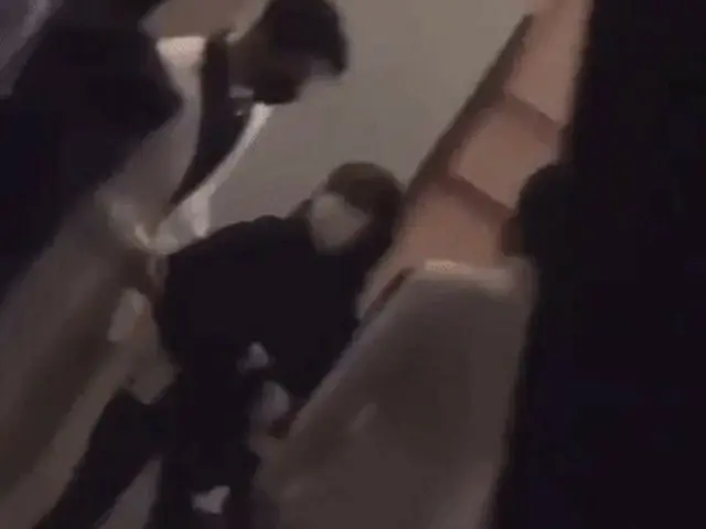 去年12月17日“KBS歌谣祭”幕后花絮“SEVENTEEN”明宇，掀起女工作人员的视频广为流传