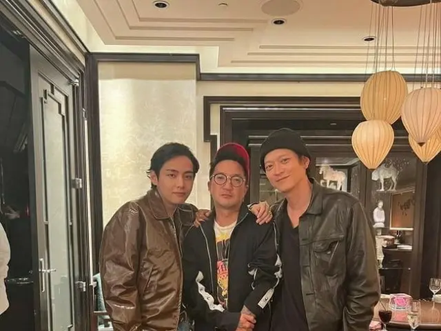 V（防弹少年团）和演员江东元的合影成为热门话题