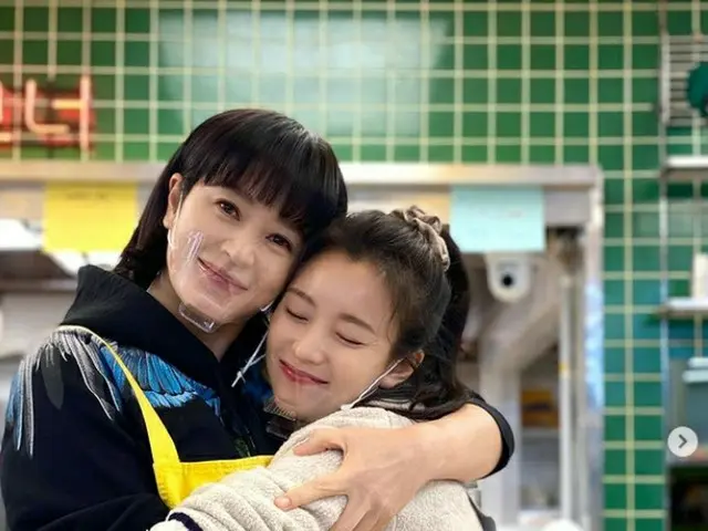 Actress Kim Hye Soo released the two shots with Han Hyo Ju. It became a hottopic.