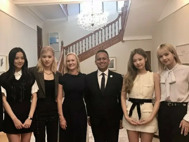 与 JENNIE 和 V（防弹少年团）的激情理论出现后的第一个公共场所