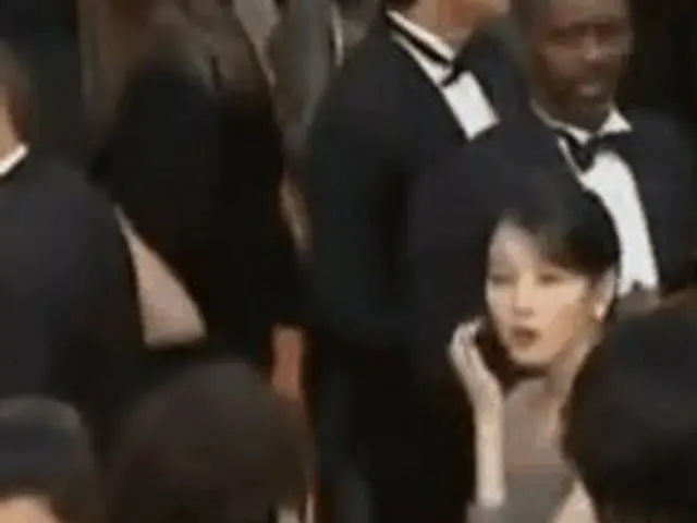 为在电影《宝贝经纪人》中指出与参加“第75届戛纳国际电影节”的IU相撞的俄罗斯模特道歉