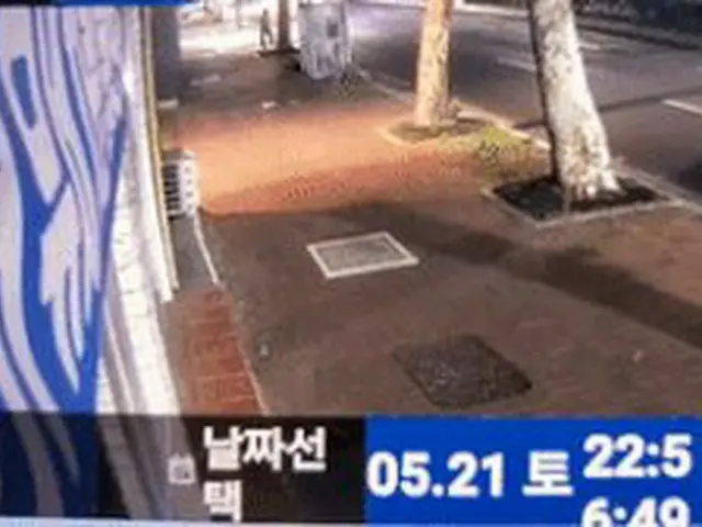 解放双手骑自行车撞到空调室外机并摔坏的瞬间在韩国成为热门话题