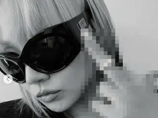 CL（2NE1），中指？主题是照片发布，似乎是在画报拍摄期间。 ..