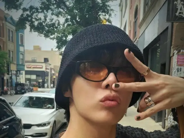 J-HOPE, summer knit and nails. His recent photo in Chicago became a hot topic... ..