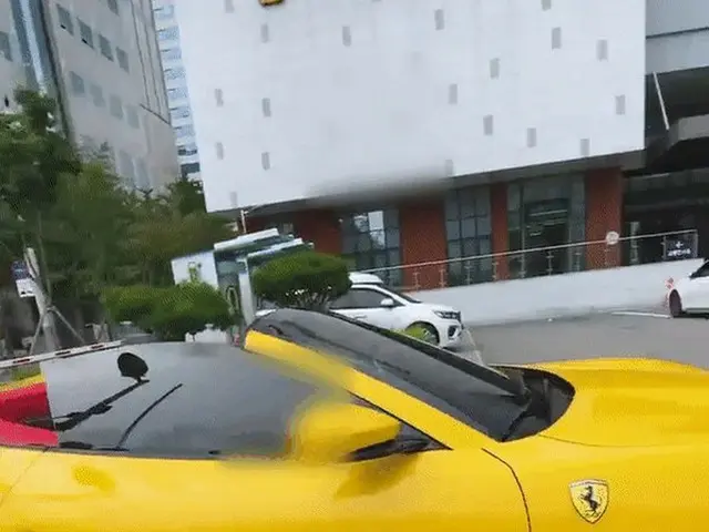 首尔江南街头，一名身穿比基尼的女子赤膊坐在一名驾驶摩托车的男子身后，身穿婚纱向警方自首，成为热门话题