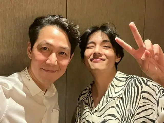 演员李政宰公开了两张与V（防弹少年团）的合影