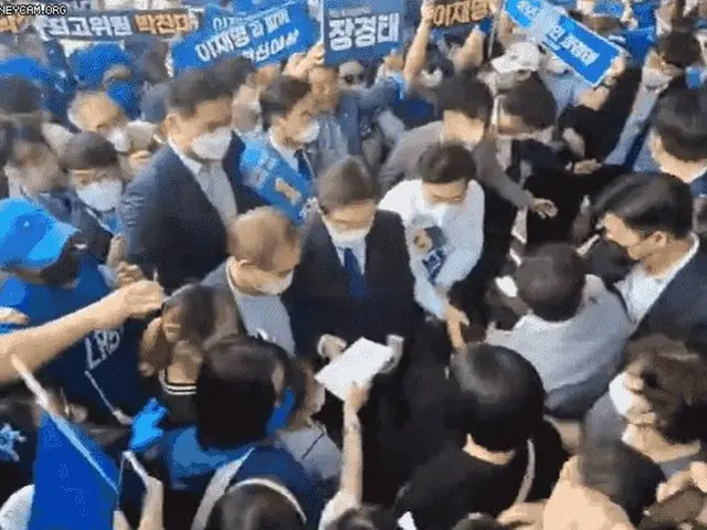 无论是民主党代表候选人李在明(Lee Jae-myung），还是在投票站拒绝被女性要求签名的样子都成为热门话题
