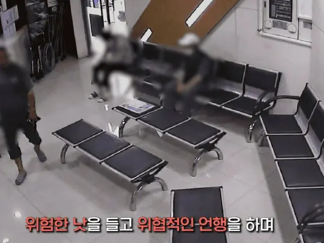 在韩国，一名男子手持镰刀在医院里走动时的恐惧时刻已成为热门话题