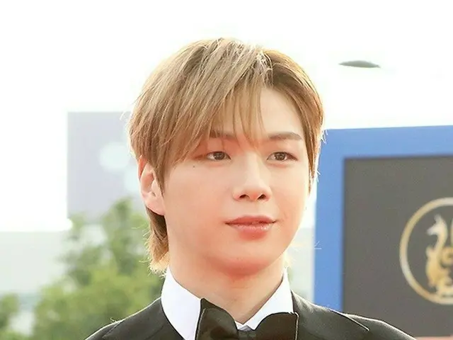 KANGDANIEL现身“2022首尔演技大赏”红毯