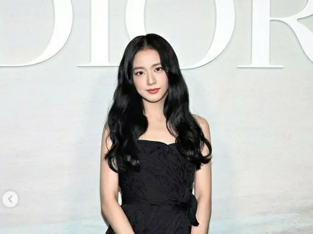 JISOO出席“巴黎时装周”DIOR 2023春夏系列