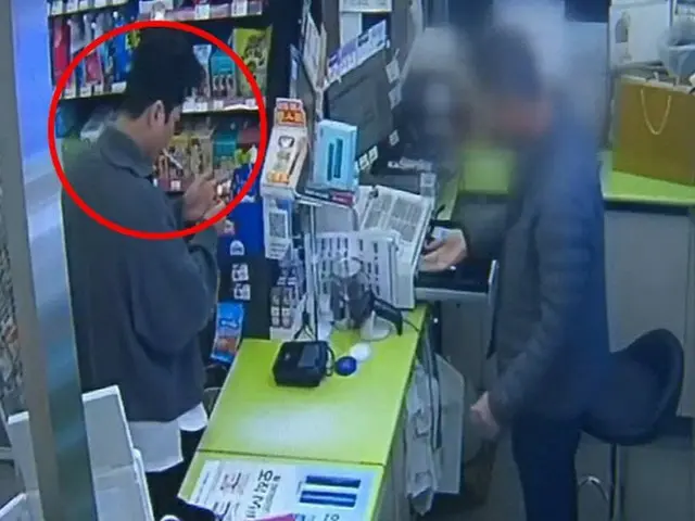 申惠成（SHINHWA）因醉酒驾驶他人车被捕，这次没有戴口罩+在便利店吸烟