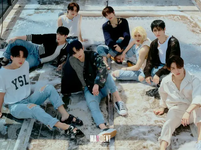 《Stray Kids》和新迷你专辑《MAXIDENT》发行首周就卖出了218万张，位居K-POP历史第四位