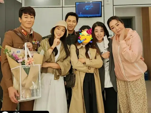 演员李圭贤透露，在电视剧《再见，妈妈！》中饰演妻子的金泰熙称赞音乐剧《迫降》比电视剧更有趣