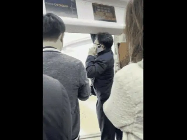 首尔地铁7号线，无法修复运行中无法关闭的车门，安装了安全帘并移动了4站
