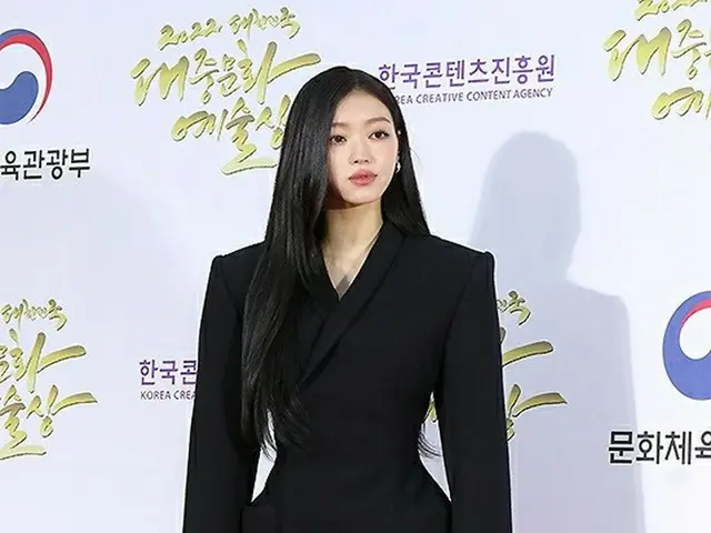 OHMYGIRL Yua出席“2022韩国大众文化艺术大奖”颁奖典礼红毯
