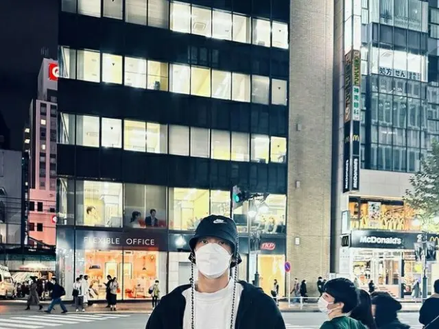 Kim Young Kwang, photos in Shibuya are Hot Topic. . .