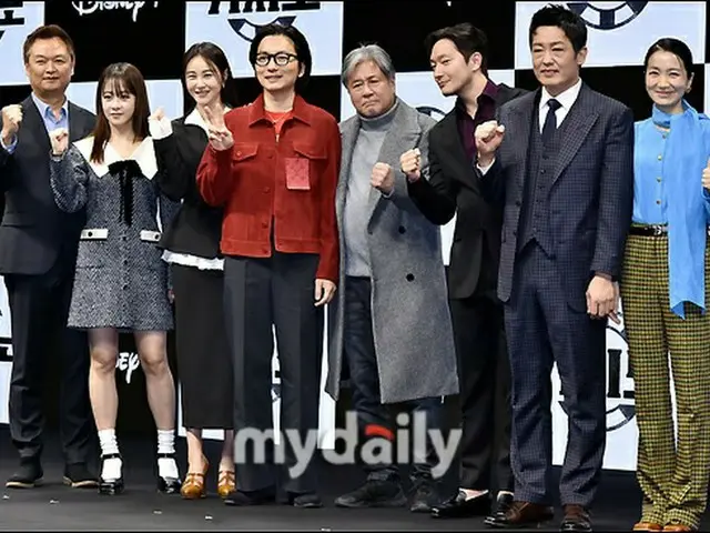 演员崔珉植、孙锡、李东辉、许成泰、柳贤敬、孙恩瑞、金柱玲出席了迪士尼+原创韩剧《赌场》的制作发布会