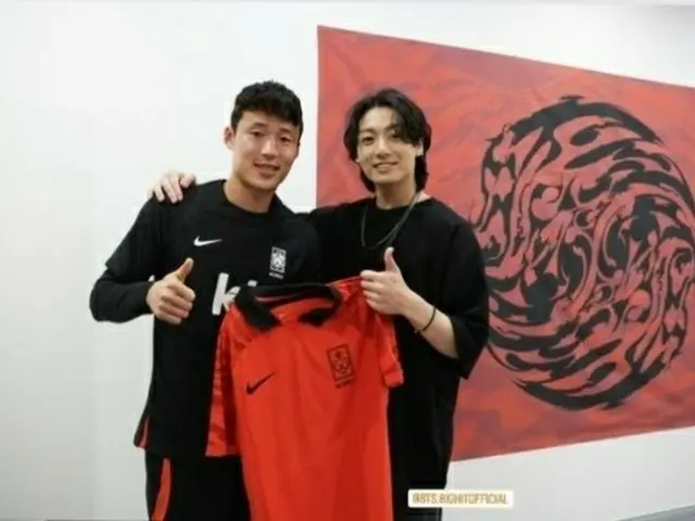 South Korean soccer player Song JUNHO released a two-shot photo with JUNGKOOK(BTS).