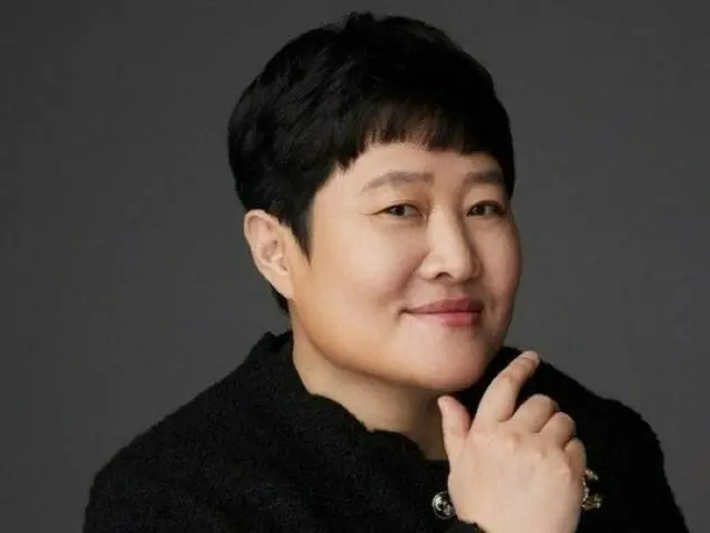 据报道，HOOK Entertainment 首席执行官 Kwon Jin Young 在 2021 年出售 Cheorokbaem Media 时将其股份捐赠