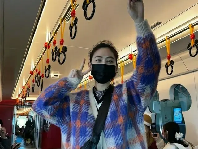 女演员徐智胜公开了一张享受东京迪士尼海洋的纪念照
