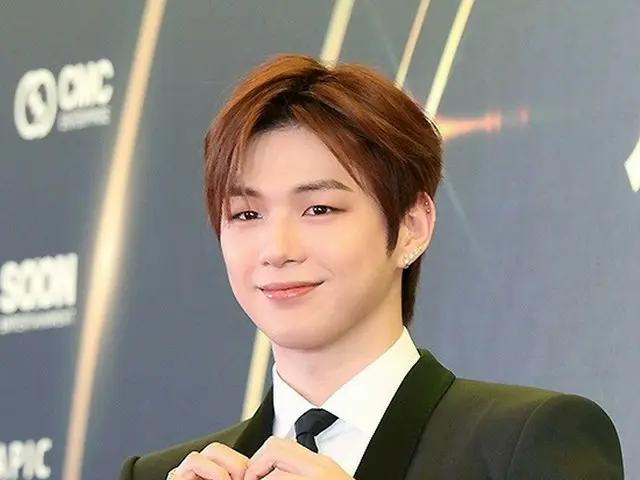 KANGDANIEL现身“第32届首尔歌谣大赏”红毯