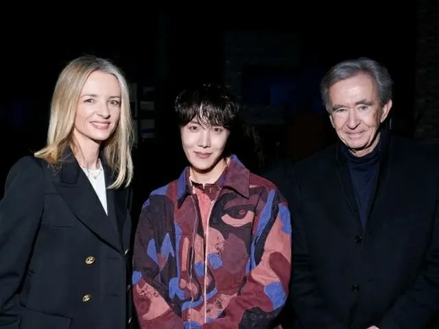 J-HOPE, the commemorative photo with Chairman Arnault of LVMH Moët HennessyLouis Vuitton & CEO Delph