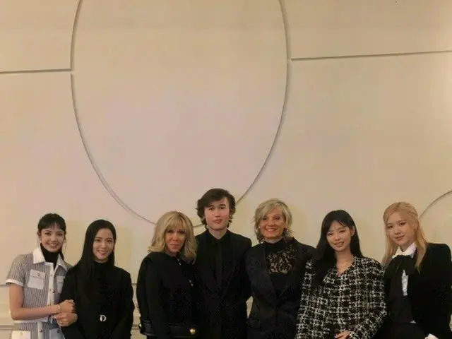 ”BLACKPINK” released a photo with French First Lady Brigitte Macron. . .