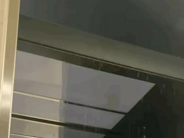 韩国光州一栋新建公寓的电梯因管道漏水而滴水成为热门话题