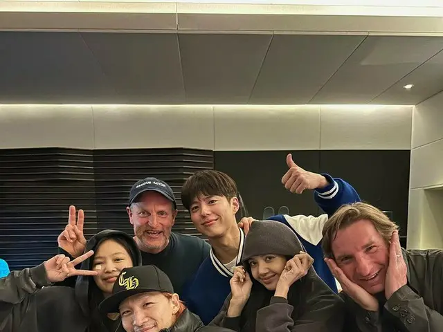 U.S. actor Woody Harrelson released the photo with Park BoGum, ”BLACKPINK” LISA& JENNIE and others a