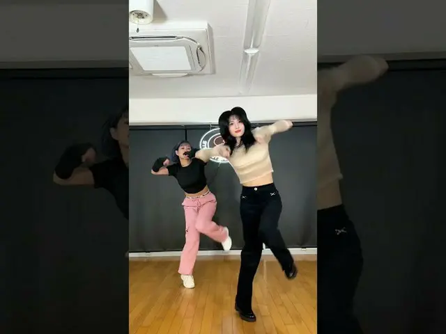 【官方】“TWICE”、我想要最好的#SETMEFREE 和#HANA💗#TWICE #TWICE #READYTOBE  