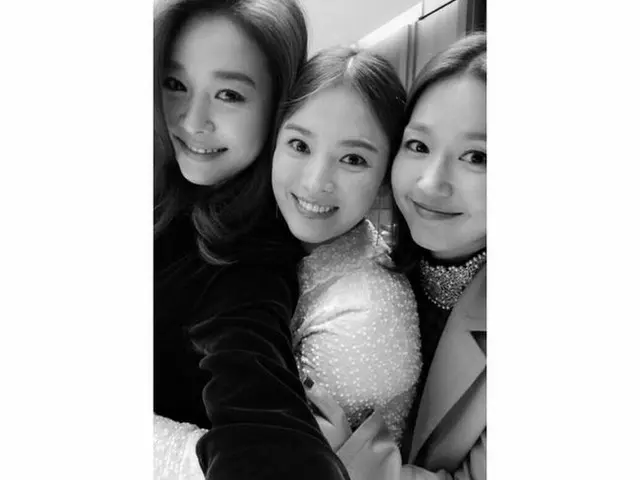 New wife Song Hye Kyo, updated SNS. Three shots with her best friends Ok Ju Hyunand Lee Jin. ”Thank