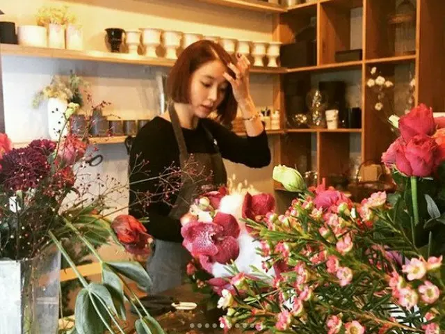 Lee Byung Hun's wife = Lee Min Ji, SNS update. Surrounded by beautiful flowers.