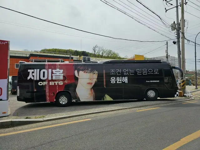 A gathering of J-HOPE fans called ”Flowerway hope” has been running HOBIBUS inSeoul for two weeks fr