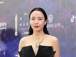 女演员全度妍亮相“第59届百想艺术大赏”红毯。 .
