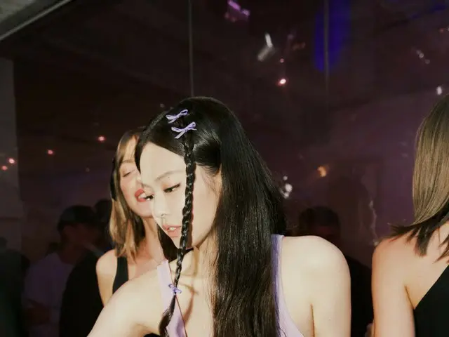 11日晚，JENNIE出席了在首尔举行的胶囊系列“Jennie for Calvin Klein”发布庆祝全球活动